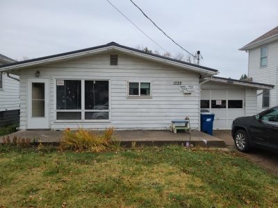 muscatine siding replacement - street view of house with old white siding and windows, before