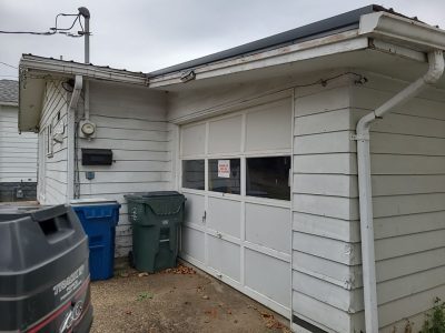 muscatine siding replacement - white garage with old siding and windows, before