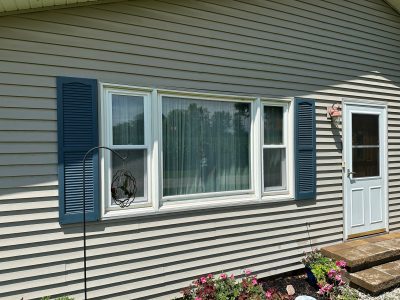 Ipava Window Replacement - outside bay window, before
