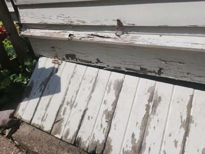 Davenport Siding Company - damage closeup before